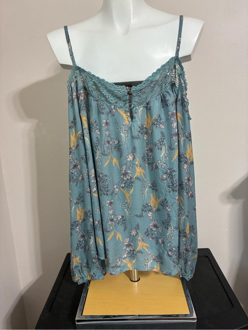 Rewind Aqua Stream Lace-Trim Floral Camisole Cold Shoulder Blouse